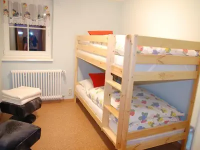 Schlafzimmer mit Doppelstockbett Inselsbergblick