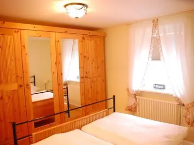 Schlafzimmer mit Doppelbett Inselsbergblick
