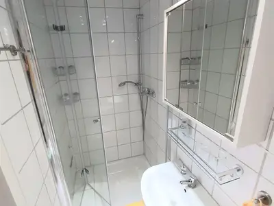 Badezimmer mit Dusche und WC