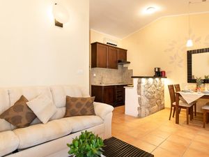 23917147-Ferienwohnung-4-Brzac-300x225-2