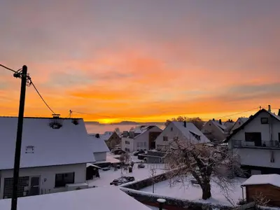 Anliegerstraße bei Sonnenuntergang