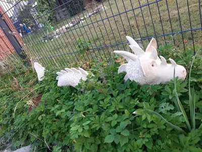 selbstgemachter Drache im Garten