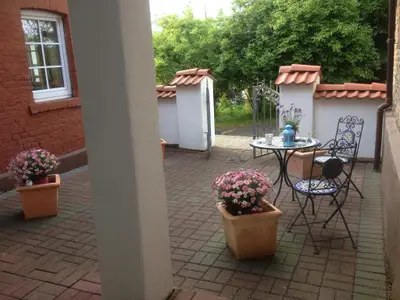 schattiger Innenhof im Sommer