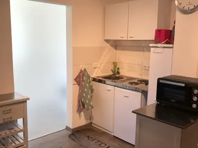 Küche mit Eingang zum Bad