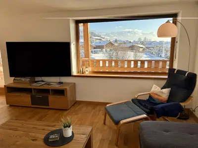 Wohnzimmer mit Ausblick im Winter