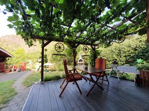 Blick von der Terrasse in den Garten