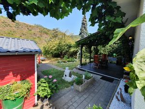 Blick in den Garten und auf die Terrasse