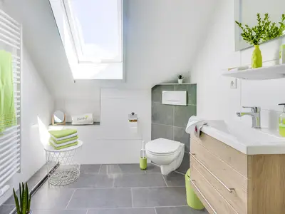 Bad mit Dusche und WC