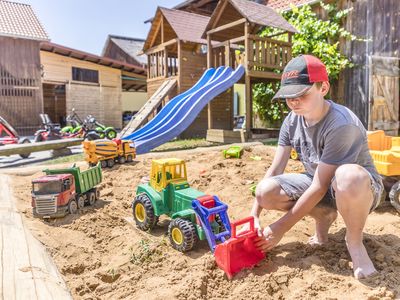 Spielplatz mit großem Sandkasten