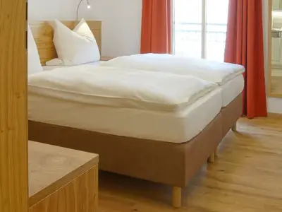 zwei separate Schlafzimmer mit jeweils eigenem Bad