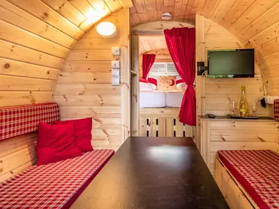 Wohnbereich mit Tisch