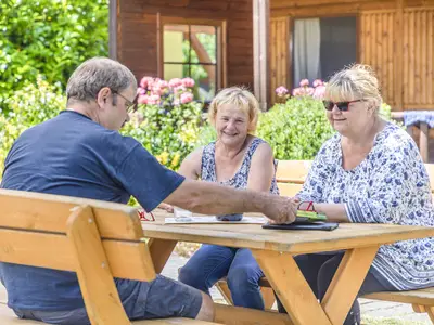 Sitzmöglichkeiten direkt am Blockhaus