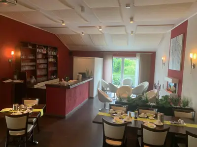 Gedeckte Tische im Frühstücksraum