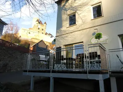 GH Auszeit mit Burg Schwlbach im Hintergrund