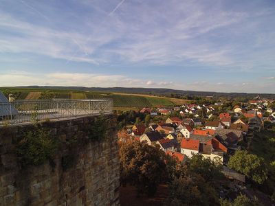 Burgturm, Burgsponheim im Hintergrund