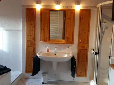 Bad obere Etage mit Dusche, Toilette und großer Badewanne