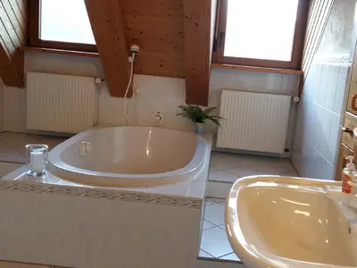 Bad obere Etage mit Dusche, Toilette und großer Badewanne