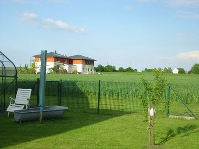 Garten mit Blick auf die Felder