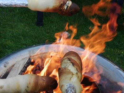 Stockbrot und Lagerfeuer