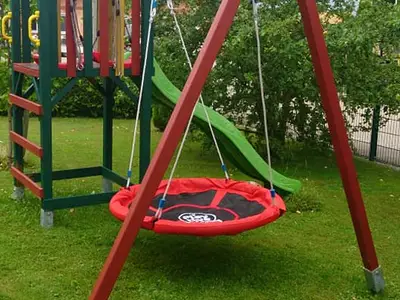 Spielplatz vor dem Haus