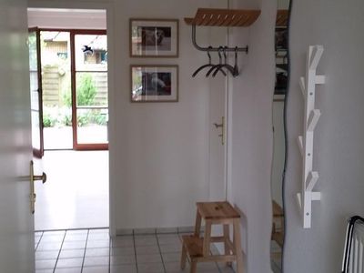 Garderobe mit Blick in den Garten