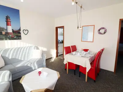 Wohnzimmer mit Couch, Esstisch und Besteck