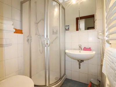 Badezimmer, Handtücher, Toilette, Dusche, Spiegel