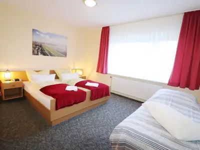 Schlafzimmer mit Doppelbett. Nachttische mit Tischleuchten, Extrabett