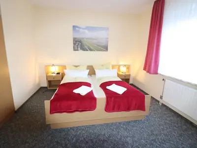 Schlafzimmer mit Doppelbett