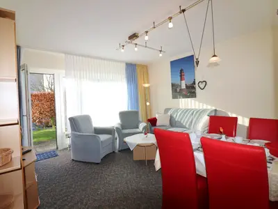 Wohnzimmer mit Esstisch, Sofa und Terasse