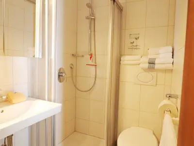 Badezimmer mit Dusche