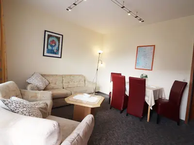 Wohnzimmer mit Couch, Esstisch