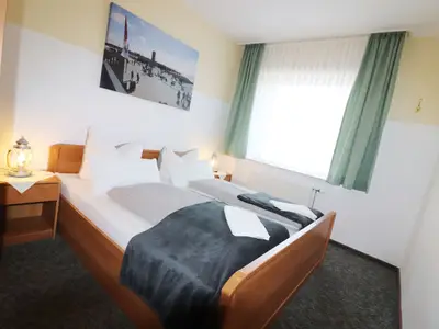 Schlafzimmer mit Doppelbett