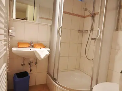 Badezimmer mit Dusche, Handtücher inkl.