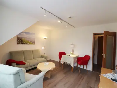 Wohnzimmer mit Sofa und Esstisch