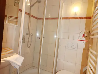 Badezimmer mit Dusch, Toilette und Waschbecken