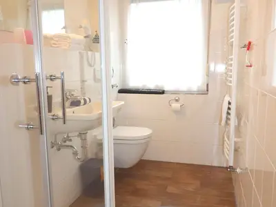 Helles Bad mit Dusche, Toilette, Handtücher inkl.