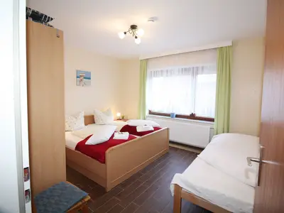 Doppelbett und Einzelbett im Schlafzimmer