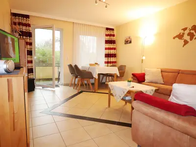 Esstisch und Ecksofa im Wohnzimmer