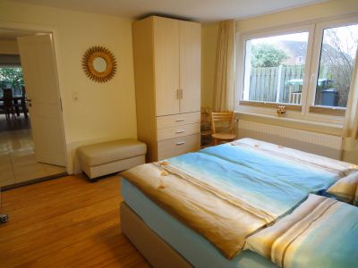 Ferienwohnung Sonne im Haus Struve: großes Schlafzimmer mit Verdunkelungsplissees