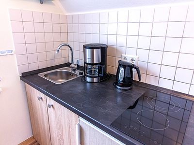Kochnische mit 2-Plattenceranfeld, Kaffeemaschine, Wasserkocher und Kühlschrank