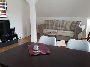 Ferienwohnung Stern im Haus Struve: gemütliches Wohnzimmer mit Essplatz