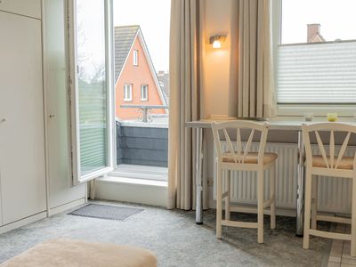 Wohnzimmer mit Zugang zum Balkon