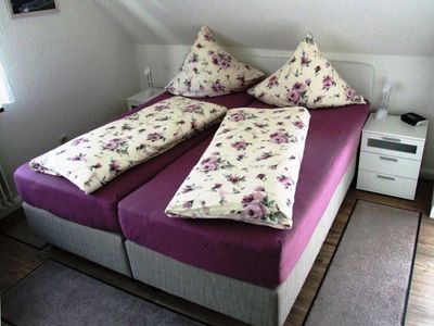 Das Schlafzimmer mit dem Boxspringbett und einem 2. Fernsehgerät