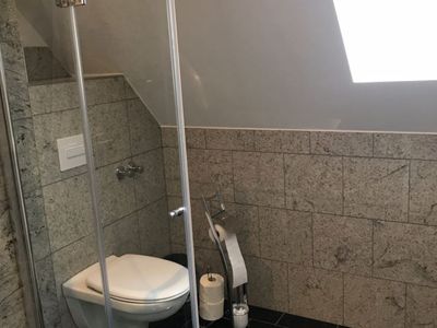 Badezimmer mit ebenerdiger Dusche und WC