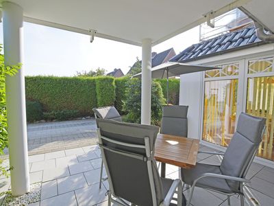 Überdachte Terrasse, sonnige S/W-Lage - vis-à-vis PKW-Stellplatz