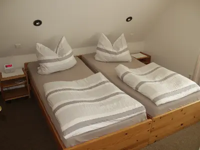 Schlafzimmer mit 2 Einzelbetten
