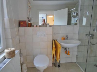 Ferienwohnung Sonne im Haus Struve WC, Bad mit großräumiger Dusche