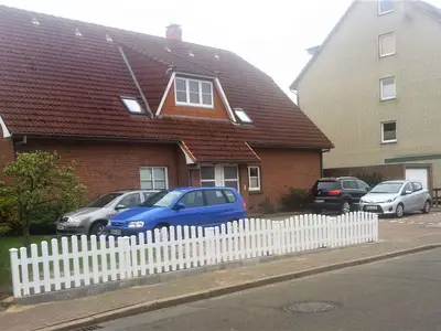 Der hauseigene Parkplatz, am Gebäude die Garage für die Fahrräder