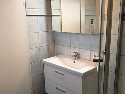 Ecke mit Waschtisch und Spiegel im Bad